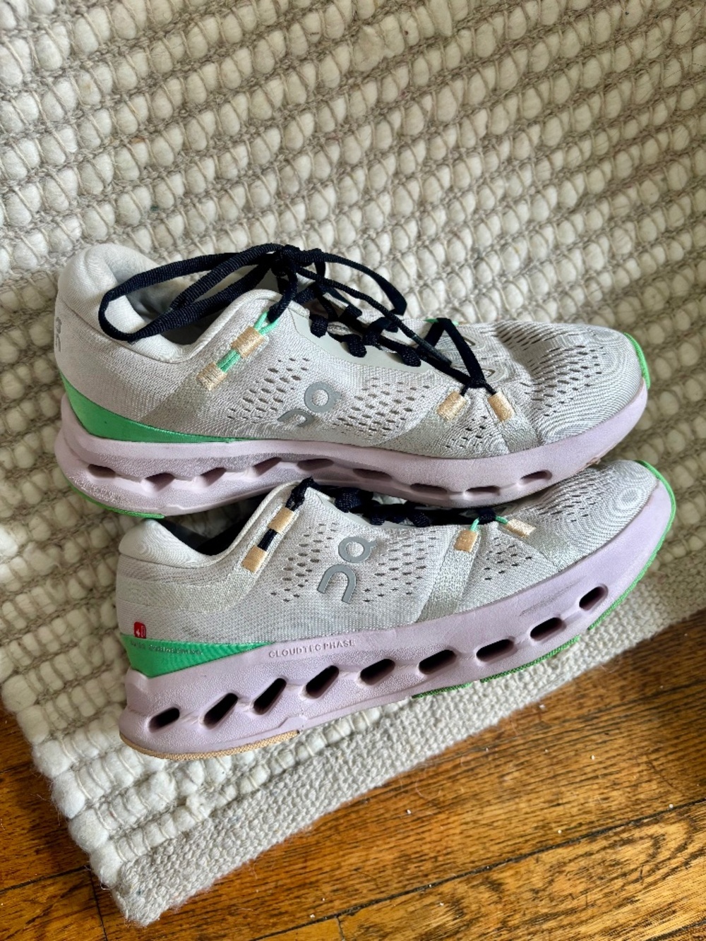 On cloud Running athletic sneakers